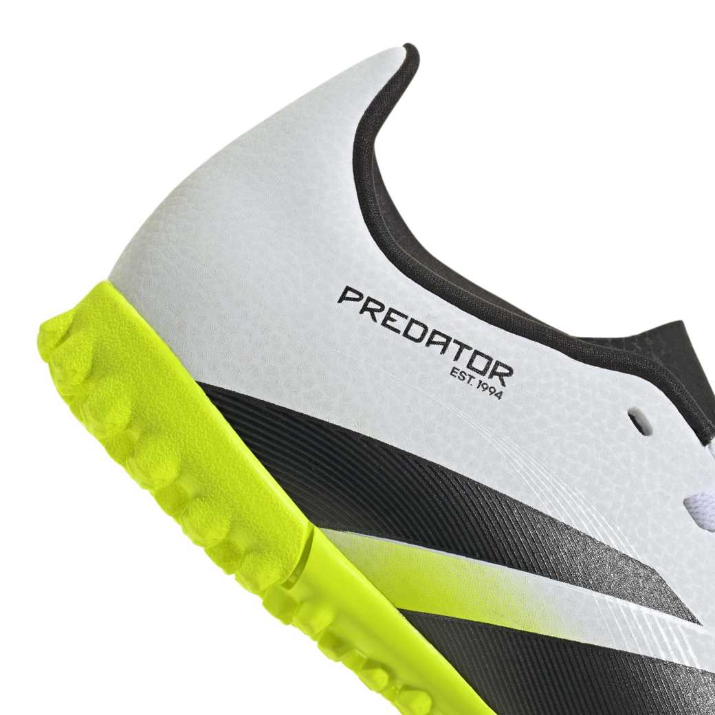 Detalhe da chuteira Adidas Predator Club Infantil branca com detalhes pretos e amarelos